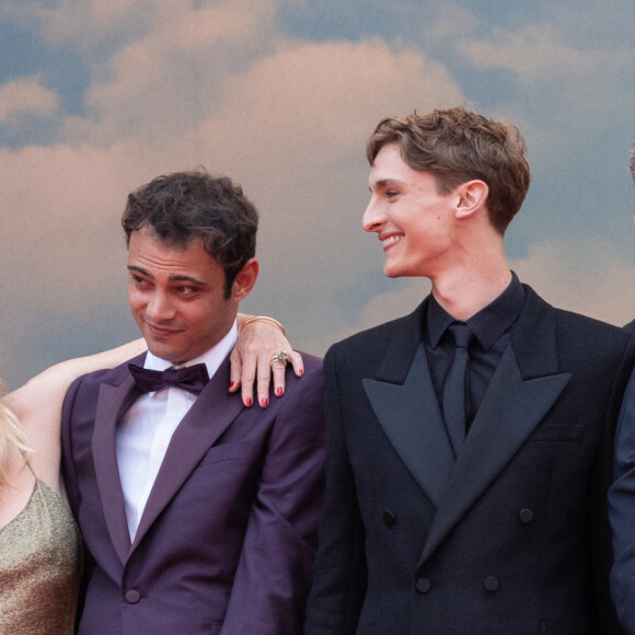 Suzanne Lindon, Valeria Bruni Tedeschi, Sofiane Bennacer, Vassili Schneider, Micha Lescot, Louis Garrel - Montée des marches du film "Les Amandiers" lors du 75e Festival International du Film de Cannes. Le 22 mai 2022. © Olivier Borde / Bestimage