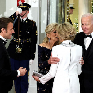 Le président Joe Biden, sa femme Jill, le président Emmanuel Macron et la première dame Brigitte Macron (robe Louis Vuitton) lors de leur arrivée au dîner d'état à la Maison Blanche offert par le président des Etats-Unis à l'occasion de la visite d'état du président français et de la première dame