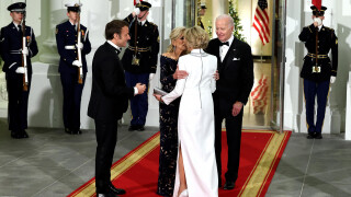 Brigitte Macron impériale en robe blanche échancrée, tellement complice avec Jill Biden aux Etats-Unis