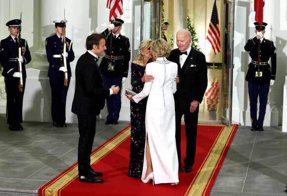 Le président Joe Biden, sa femme Jill, le président Emmanuel Macron et la première dame Brigitte Macron (robe Louis Vuitton) lors de leur arrivée au dîner d'état à la Maison Blanche offert par le président des Etats-Unis à l'occasion de la visite d'état du président français et de la première dame