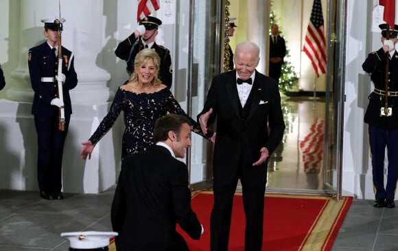 Le président Emmanuel Macron, le président Joe Biden et sa femme Jill lors de leur arrivée au dîner d'état à la Maison Blanche offert par le président des Etats-Unis à l'occasion de la visite d'état du président français et de la première dame le 1er décembre 2022. © Dominique Jacovides / Bestimage