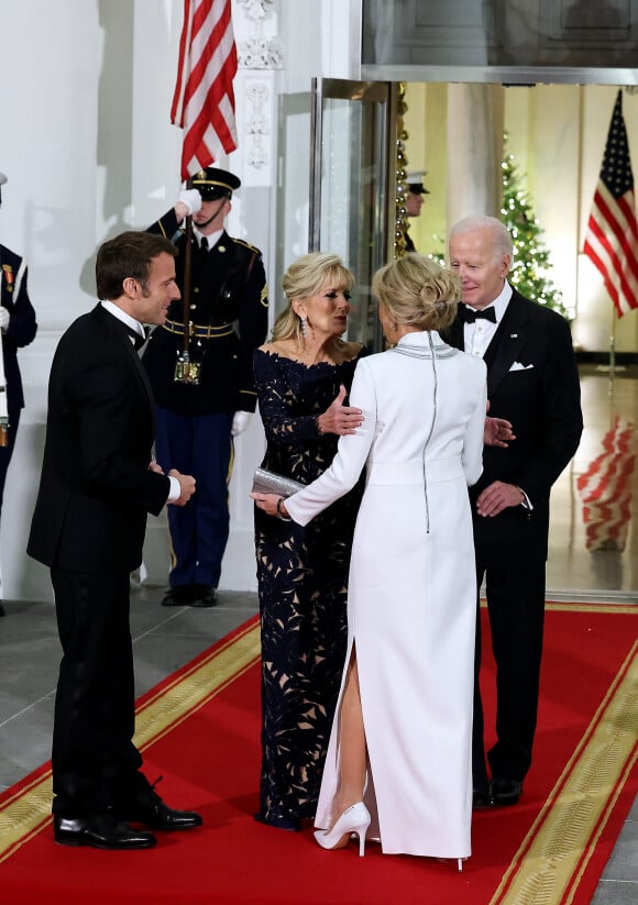 Le président Joe Biden, sa femme Jill, le président Emmanuel Macron et la première dame Brigitte Macron lors de leur arrivée au dîner d'état à la Maison Blanche offert par le président des Etats-Unis à l'occasion de la visite d'état du président français et de la première dame le 1er décembre 2022. © Dominique Jacovides / Bestimage