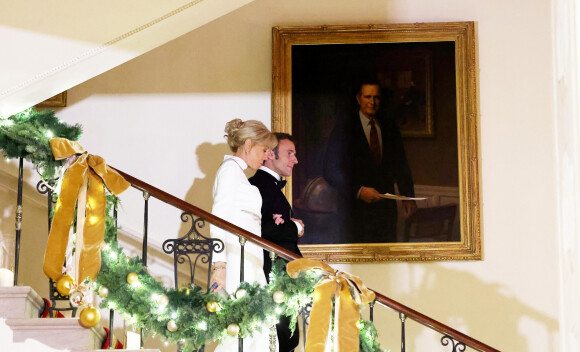 Le président Emmanuel Macron et sa femme Brigitte Macron lors de leur arrivée au dîner d'état à la Maison Blanche offert par le président des Etats-Unis à l'occasion de la visite d'état du président français et de la première dame le 1er décembre 2022. © Dominique Jacovides / Bestimage
