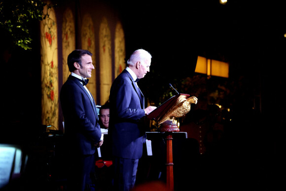 Joe Biden (président des Etats-Unis) et le président Emmanuel Macron lors d'une déclaration du président des Etats-Unis et du président de la France en ouverture du dîner d'état à la Maison Blanche à Washington le 1er décembre 2022. © Dominique Jacovides / Bestimage