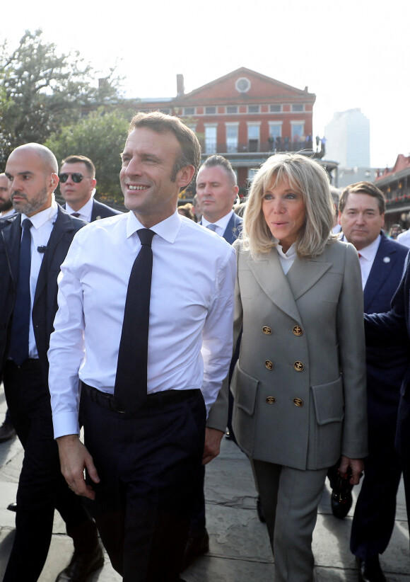 Le président français Emmanuel Macron et sa femme Brigitte arrivent à La Nouvelle-Orleans, accueillis par la maire de la ville LaToya Cantrell, à l'occasion de leur voyage officiel aux Etats-Unis. Le 2 décembre 2022 © Dominique Jacovides / Bestimage 