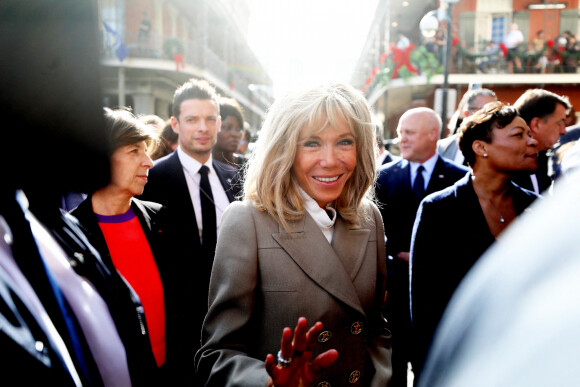 Le président français Emmanuel Macron et sa femme Brigitte arrivent à La Nouvelle-Orleans, accueillis par la maire de la ville LaToya Cantrell, à l'occasion de leur voyage officiel aux Etats-Unis. Le 2 décembre 2022 © Dominique Jacovides / Bestimage 