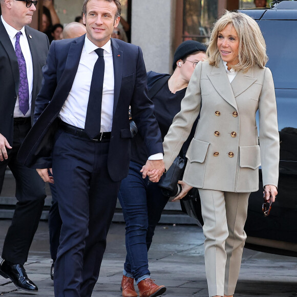 Le président français Emmanuel Macron et sa femme Brigitte arrivent à La Nouvelle-Orleans, accueillis par la maire de la ville LaToya Cantrell, à l'occasion de leur voyage officiel aux Etats-Unis. Le 2 décembre 2022 © Dominique Jacovides / Bestimage 