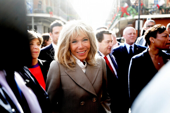 Le président français Emmanuel Macron et sa femme Brigitte arrivent à La Nouvelle-Orleans, accueillis par la maire de la ville LaToya Cantrell, à l'occasion de leur voyage officiel aux Etats-Unis. Le 2 décembre 2022 © Dominique Jacovides / Bestimage 