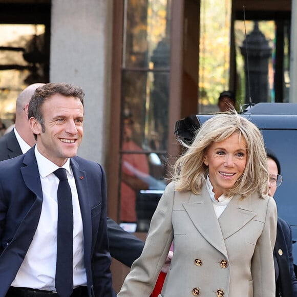 Le président français Emmanuel Macron et sa femme Brigitte arrivent à La Nouvelle-Orleans, accueillis par la maire de la ville LaToya Cantrell, à l'occasion de leur voyage officiel aux Etats-Unis. Le 2 décembre 2022 © Dominique Jacovides / Bestimage 