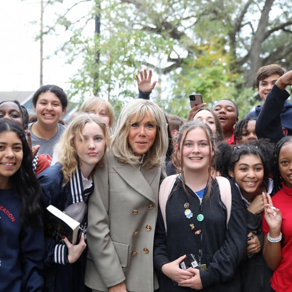 La Première Dame Brigitte Macron a visité le Lycée Français de la Nouvelle-Orléans, à l'occasion de son voyage officiel aux Etats-Unis. Elle a notamment échangé avec les élèves sur la lutte contre le harcèlement scolaire et les cyberviolences. Le 2 décembre 2022 © Dominique Jacovides / Bestimage 