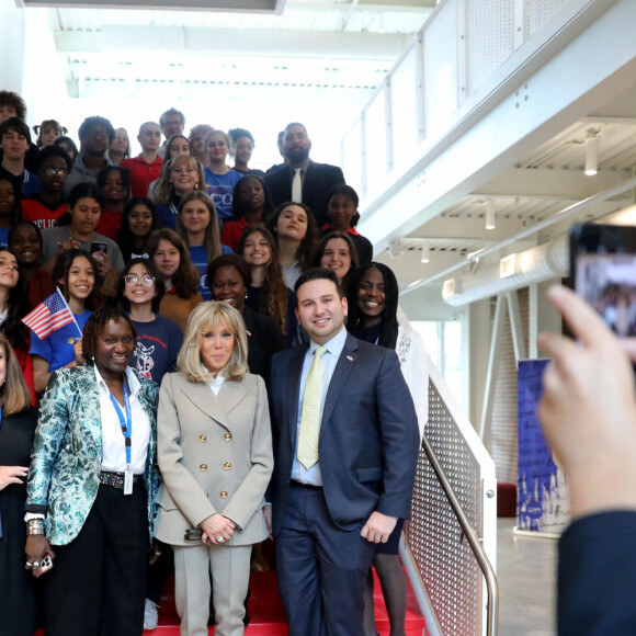 La Première Dame Brigitte Macron a visité le Lycée Français de la Nouvelle-Orléans, à l'occasion de son voyage officiel aux Etats-Unis. Elle a notamment échangé avec les élèves sur la lutte contre le harcèlement scolaire et les cyberviolences. Le 2 décembre 2022 © Dominique Jacovides / Bestimage 