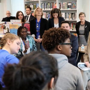 La Première Dame Brigitte Macron a visité le Lycée Français de la Nouvelle-Orléans, à l'occasion de son voyage officiel aux Etats-Unis. Elle a notamment échangé avec les élèves sur la lutte contre le harcèlement scolaire et les cyberviolences. Le 2 décembre 2022 © Dominique Jacovides / Bestimage 