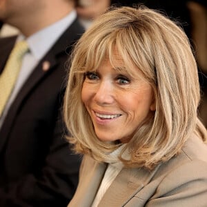 La Première Dame Brigitte Macron a visité le Lycée Français de la Nouvelle-Orléans, à l'occasion de son voyage officiel aux Etats-Unis. Elle a notamment échangé avec les élèves sur la lutte contre le harcèlement scolaire et les cyberviolences. Le 2 décembre 2022 © Dominique Jacovides / Bestimage 