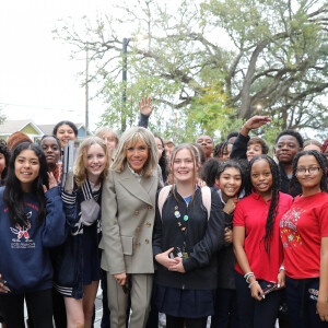 La Première Dame Brigitte Macron a visité le Lycée Français de la Nouvelle-Orléans, à l'occasion de son voyage officiel aux Etats-Unis. Elle a notamment échangé avec les élèves sur la lutte contre le harcèlement scolaire et les cyberviolences. Le 2 décembre 2022 © Dominique Jacovides / Bestimage 