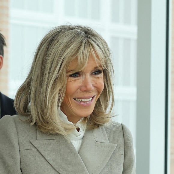 La Première Dame Brigitte Macron a visité le Lycée Français de la Nouvelle-Orléans, à l'occasion de son voyage officiel aux Etats-Unis. Elle a notamment échangé avec les élèves sur la lutte contre le harcèlement scolaire et les cyberviolences. Le 2 décembre 2022 © Dominique Jacovides / Bestimage 