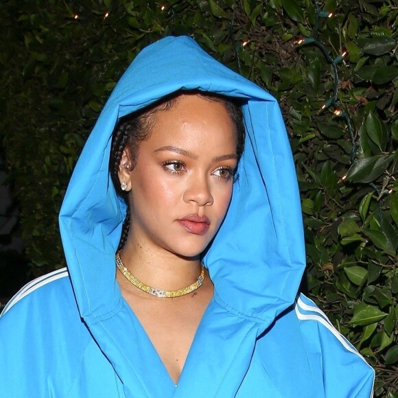Exclusif - Rihanna, vêtue d'un ensemble bleu Adidas x Balenciaga, arrive au restaurant "Giorgio Baldi" à Santa Monica, le 16 novembre 2022. La chanteuse y a dîné pendant quatre heures avec des amis.