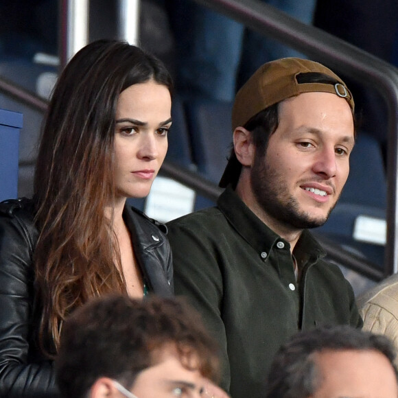 Vianney et sa compagne Catherine Robert (enceinte) - People en tribunes du match de football en ligue 1 Uber Eats : Le PSG (Paris Saint-Germain) remporte la victoire 2-1 contre Lyon au Parc des Princes à Paris.