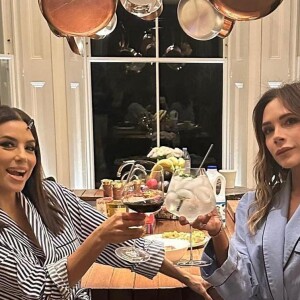 Victoria Beckham et Eva Longoria se rendent au dîner Forces For Change. Instagram. Le 5 décembre 2022.