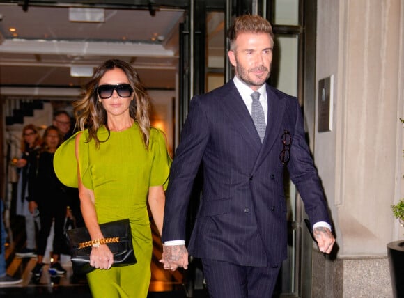 Victoria et David Beckham se tiennent la main à la sortie de leur hôtel à New York le 14 octobre 2022.