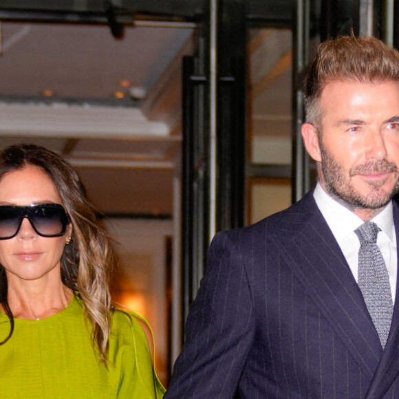 Victoria et David Beckham se tiennent la main à la sortie de leur hôtel à New York le 14 octobre 2022.