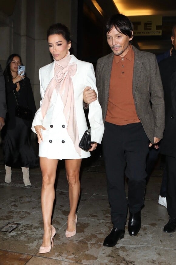 Exclusif - Eva Longoria quitte l'after party du défilé Victoria Beckham avec un ami lors de la Fashion Week de Paris le 30 septembre 2022.