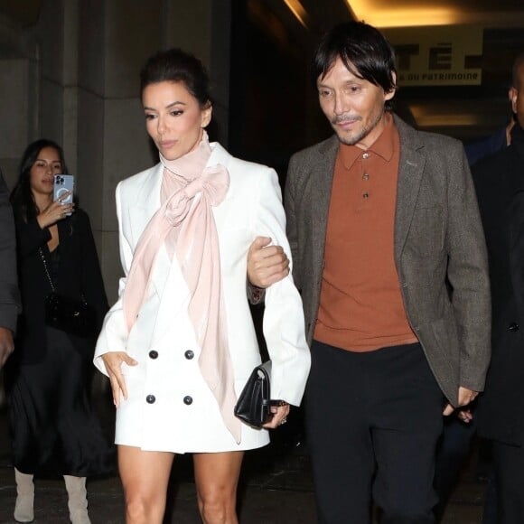 Exclusif - Eva Longoria quitte l'after party du défilé Victoria Beckham avec un ami lors de la Fashion Week de Paris le 30 septembre 2022.