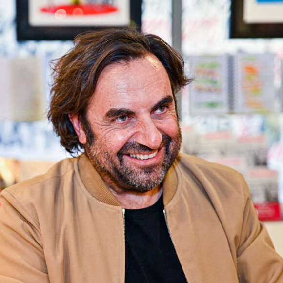 André Manoukian dédicace son livre "Sur les routes de la musique" à la librairie Filigranes à Bruxelles le 13 octobre 2021. © Frédéric Andrieu / Bestimage