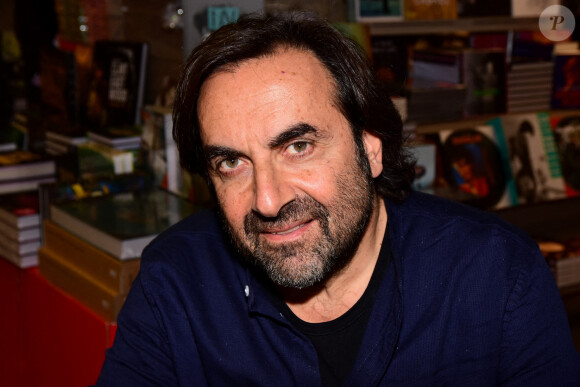 Exclusif - André Manoukian dédicace son livre "Sur les routes de la musique" à la librairie Décitre à Lyon, le 27 novembre 2021. 