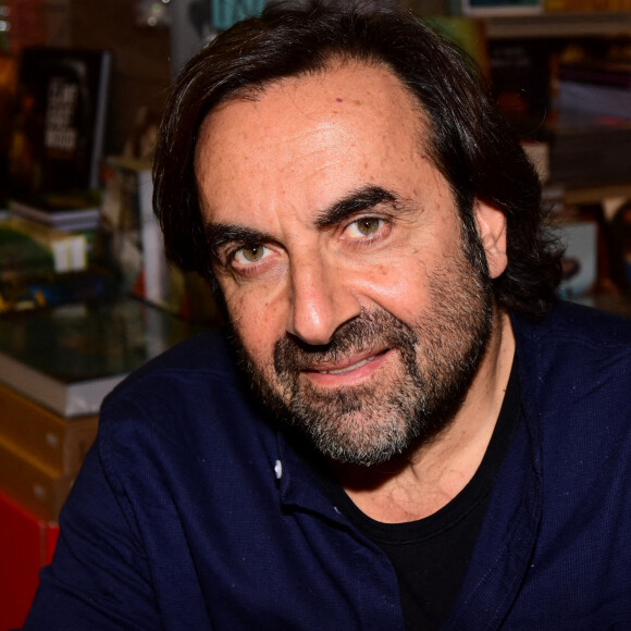 Exclusif - André Manoukian dédicace son livre "Sur les routes de la musique" à la librairie Décitre à Lyon, le 27 novembre 2021. 