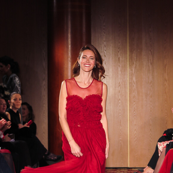 Sandra Lou - Red défilé pour l'association "Sauvez le coeur des femmes" by Ajila à l'hôtel Marriott à Paris le 16 novembre 2018. « Sauvez le Cœur des Femmes » déroule son tapis rouge à l’occasion du « Red Défilé »© Christophe Guillarmé via Bestimage