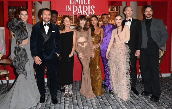 Kate Walsh, William Abadie, Samuel Arnold, Philippine Leroy-Beaulieu, Lily Collins, Ashley Park, Darren Star, Lucien Laviscount, Camille Razat, Bruno Gouery, Peter Friedlander et Lucas Bravo - Avant-première du film Netflix "Emily in Paris" saison 3 au Théâtre des Champs Elysées à Paris le 6 décembre 2022. © Coadic Guirec/Bestimage