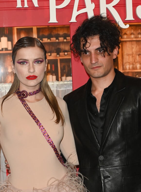 Camille Razat et Etienne Baret - Avant-première du film Netflix "Emily in Paris" saison 3 au Théâtre des Champs Elysées à Paris le 6 décembre 2022. © Coadic Guirec/Bestimage