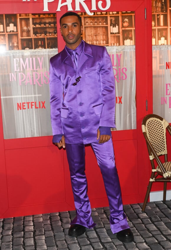 Lucien Laviscount - Avant-première du film Netflix "Emily in Paris" saison 3 au Théâtre des Champs Elysées à Paris le 6 décembre 2022. © Coadic Guirec/Bestimage