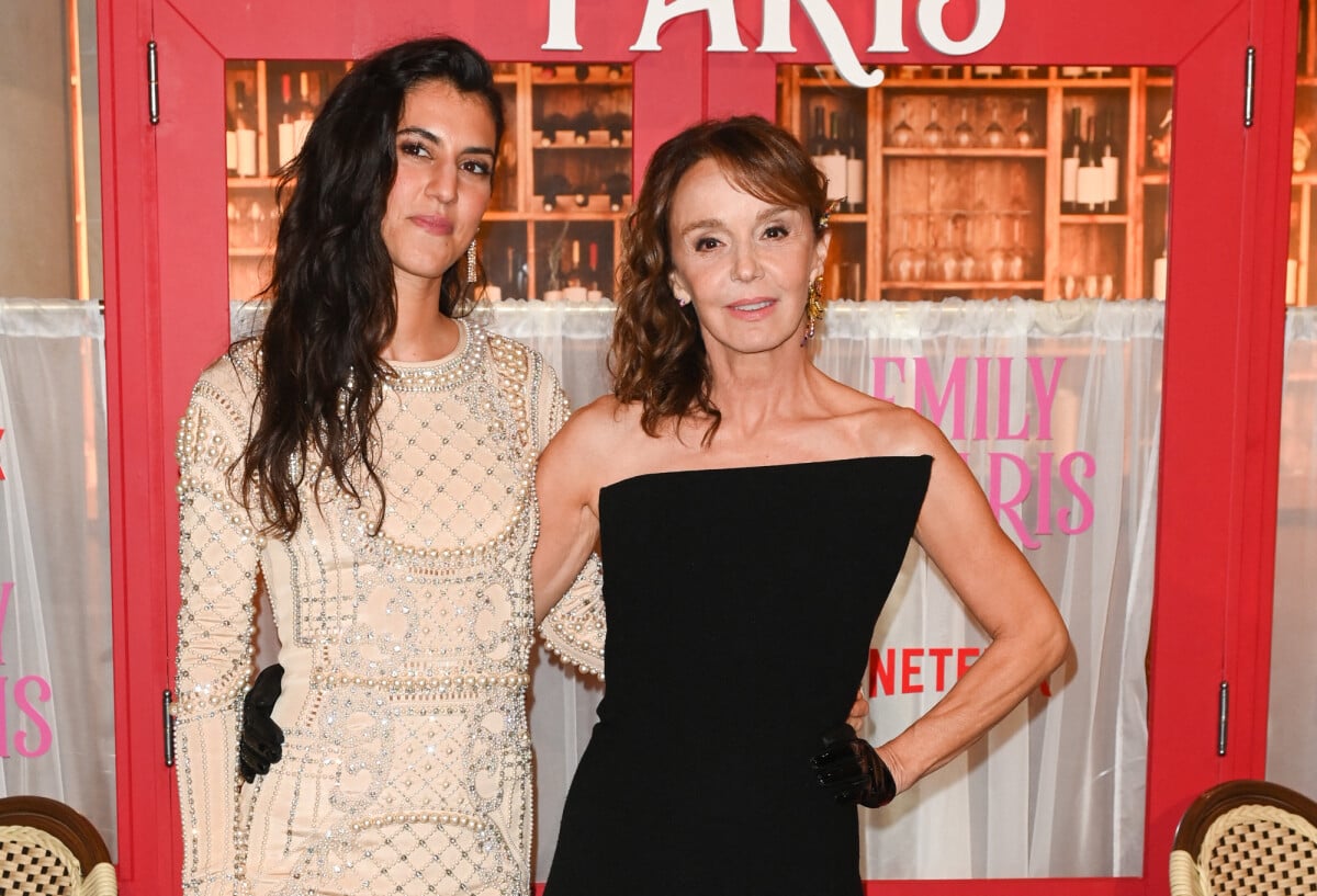 Lily Collins, Ashley Park and Kim Cattrall Looked Great at the 'Emily in  Paris' Premiere - Fashionista