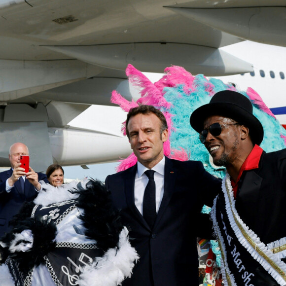 Emmanuel Macron et sa femme Brigitte arrivent à l'aéroport international de La Nouvelle-Orleans, à l'occasion de leur voyage officiel aux Etats-Unis. Le 2 décembre 2022 © Ludovic Marin / Pool / Bestimage