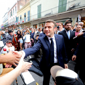 Le président français Emmanuel Macron et sa femme Brigitte arrivent à La Nouvelle-Orleans, accueillis par la maire de la ville LaToya Cantrell, à l'occasion de leur voyage officiel aux Etats-Unis