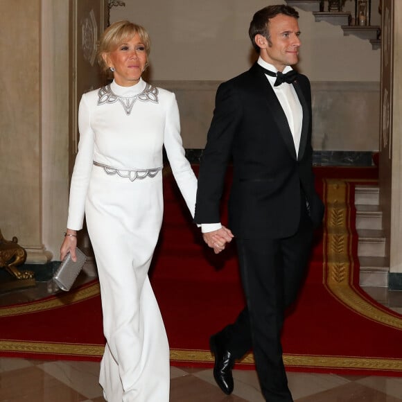 Le président Emmanuel Macron et sa femme Brigitte Macron lors de leur arrivée au dîner d'état à la Maison Blanche offert par le président des Etats-Unis à l'occasion de la visite d'état du président français et de la première dame le 1er décembre 2022. © Dominique Jacovides / Bestimage