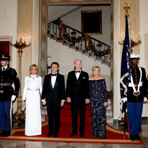 Le président Joe Biden, sa femme Jill, le président Emmanuel Macron et la première dame Brigitte Macron lors de leur arrivée au dîner d'état à la Maison Blanche offert par le président des Etats-Unis à l'occasion de la visite d'état du président français et de la première dame le 1er décembre 2022. © Dominique Jacovides / Bestimage