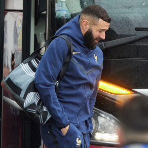 Karim Benzema - Départ de l 'équipe de France de football du Bourget au Qatar pour disputer la Coupe du monde 2022, le 16 novembre 2022. Ils seront rejoints par Randal Kolo Muani, jeudi matin, à Doha. © Cyril Moreau/Bestimage 