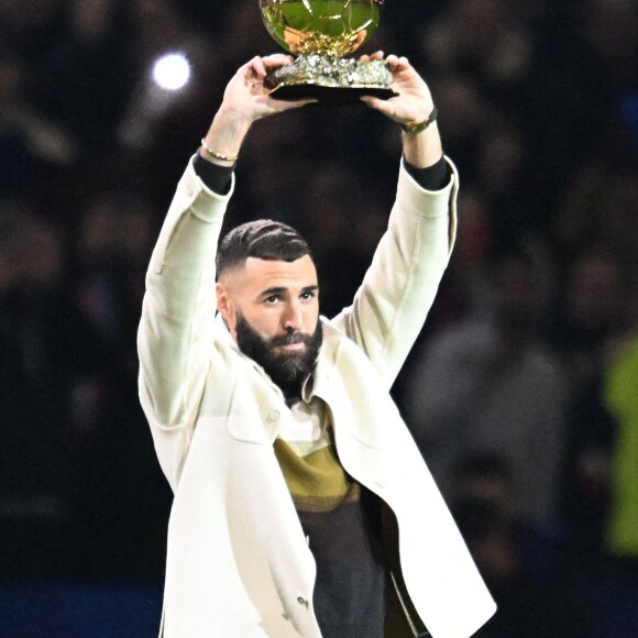Karim Benzema présente son Ballon d'Or aux supporters lyonnais à la mi-temps du match OL-Nice au Groupama Stadium de Décines-Charpieu, France, le 11 novembre 2022. © Frédéric Chambert/Panoramic/Bestimage 