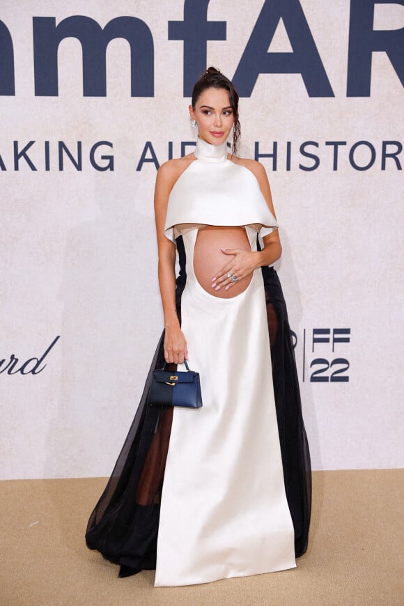 Nabilla Benattia - Photocall du gala de l'AmFar 2022 à l'Hôtel du Cap-Eden-Roc à Antibes le 26 mai 2022. © Cyril Moreau / Bestimage 