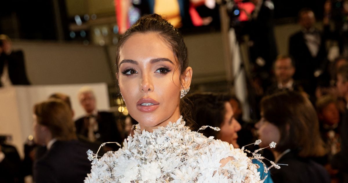 Nabilla Benattia enceinte Mont e Des Marches Du Film Stars At Noon nabilla-benattia-enceinte-mont-e-des-marches-du-film-stars-at-noon