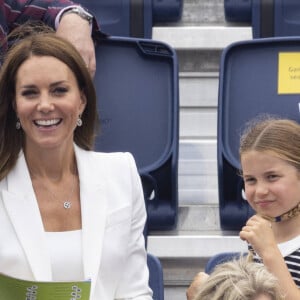 Le prince William, duc de Cambridge, et Catherine (Kate) Middleton, duchesse de Cambridge, avec la princesse Charlotte de Cambridge assistent au Jeux du Commonwealth au centre sportif de l'Université de Birmingham le 2 aout 2022.