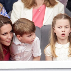 Kate Catherine Middleton, duchesse de Cambridge, le prince Louis et la princesse Charlotte - La famille royale d'Angleterre lors de la parade devant le palais de Buckingham, à l'occasion du jubilé de la reine d'Angleterre. Le 5 juin 2022 