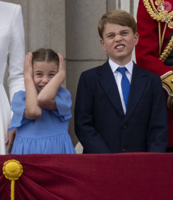 La princesse Charlotte de Cambridge et le prince George - Les membres de la famille royale regardent le défilé Trooping the Colour depuis un balcon du palais de Buckingham à Londres lors des célébrations du jubilé de platine de la reine le 2 juin 2022. 