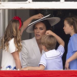 Mia Grace Tindall, Catherine Kate Middleton, duchesse de Cambridge, le prince Louis et la princesse Charlotte - Les membres de la famille royale regardent le défilé Trooping the Colour depuis un balcon du palais de Buckingham à Londres lors des célébrations du jubilé de platine de la reine le 2 juin 2022 