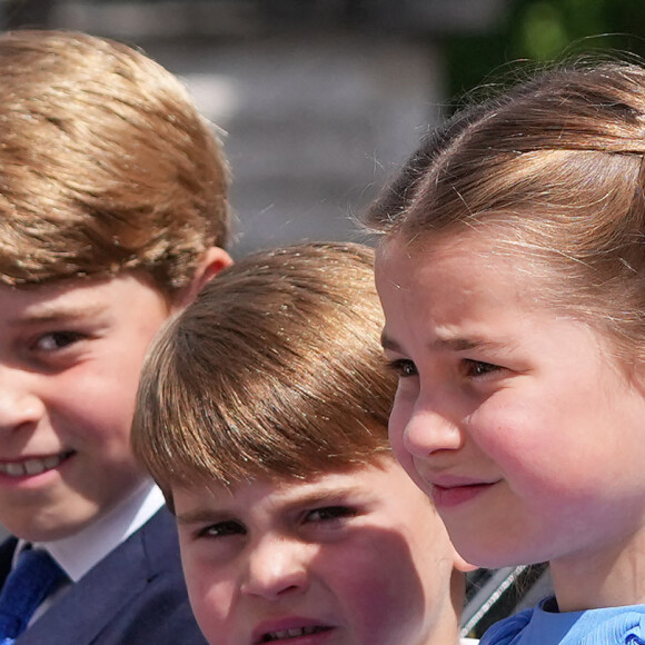 Le prince George de Cambridge, le prince Louis et la princesse Charlotte - Les membres de la famille royale regardent le défilé Trooping the Colour depuis un balcon du palais de Buckingham à Londres lors des célébrations du jubilé de platine de la reine le 2 juin 2022. 