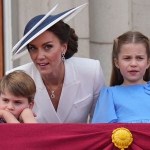 Catherine Kate Middleton, duchesse de Cambridge, le prince Louis et la princesse Charlotte - Les membres de la famille royale regardent le défilé Trooping the Colour depuis un balcon du palais de Buckingham à Londres lors des célébrations du jubilé de platine de la reine le 2 juin 2022. 