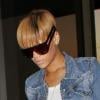 Rihanna arrive à l'aéroport de Sydney après trois jours de promo le 16 février 2010, et retourne aux Etats-Unis