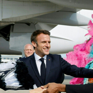 Emmanuel Macron et sa femme Brigitte arrivent à l'aéroport international de La Nouvelle-Orleans, à l'occasion de leur voyage officiel aux Etats-Unis. Le 2 décembre 2022 © Ludovic Marin / Pool / Bestimage
